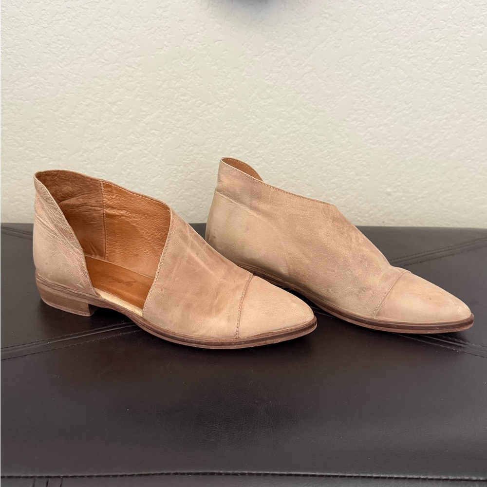 Free People- Women's Beige Cutout Leather Ankle Flats